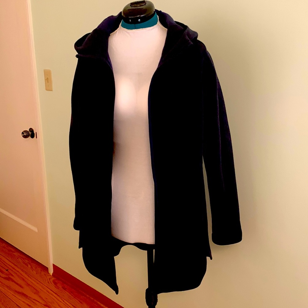 Like new Lululemon zippered hooded jacket. Purchased new. Perfect condition.